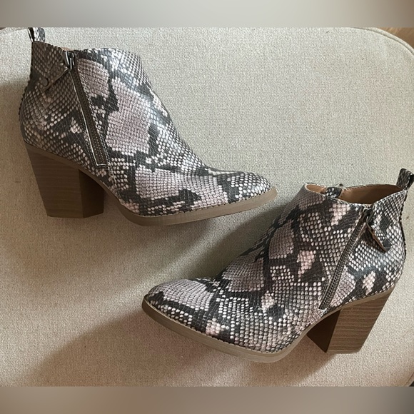 Ankle Booties Snake Skin Print Size 8 - Picture 4 of 4